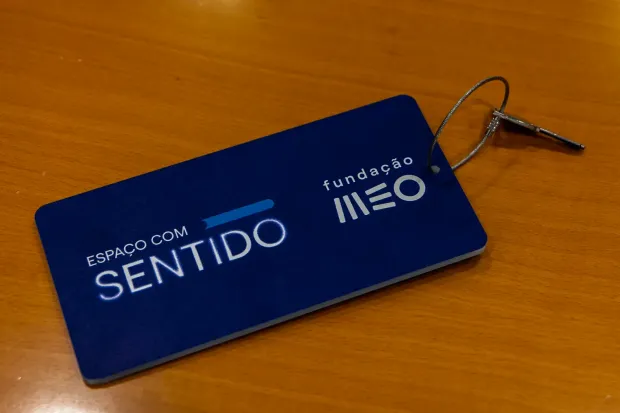 Chaveiro azul com o logótipo “Espaço com Sentido – Fundação MEO”